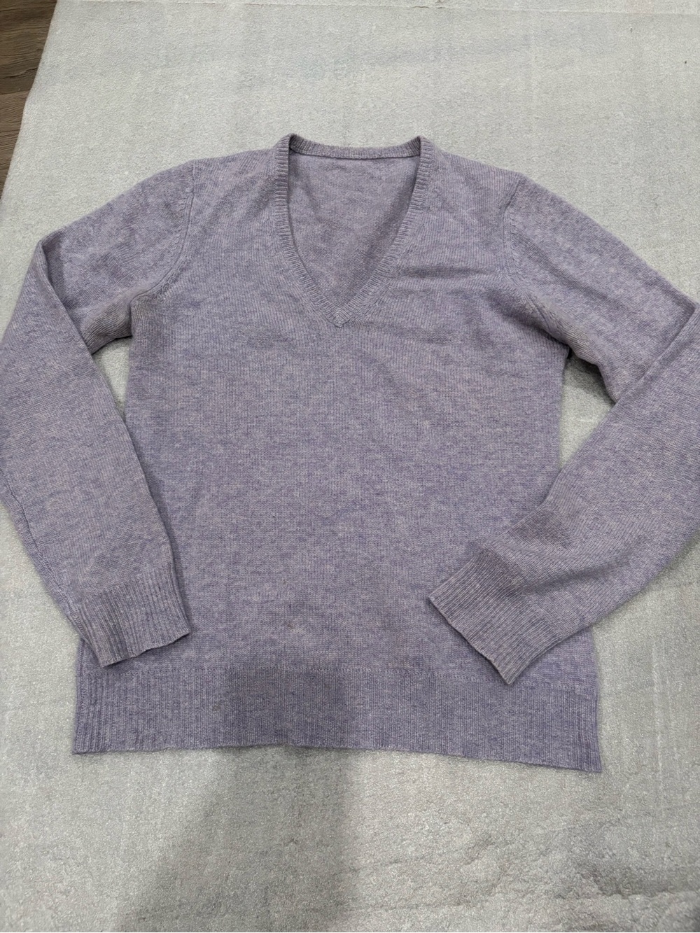 Ladies V-Neck Lavender Cashmere Knit Sweater
